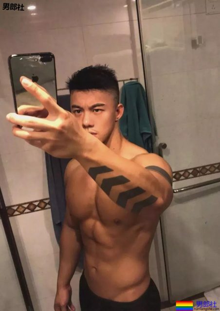 帅哥花样“炫腹”！这样的男朋友我可以 - 51虹马