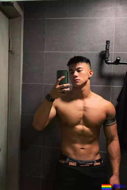 帅哥花样“炫腹”！这样的男朋友我可以 - 51虹马