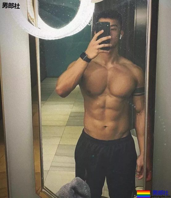 帅哥花样“炫腹”！这样的男朋友我可以 - 51虹马