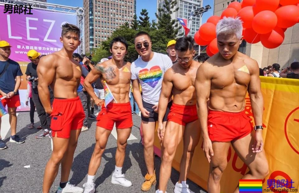 台湾炸了！群魔乱舞当街裸游，一块小布遮私处。-51虹马