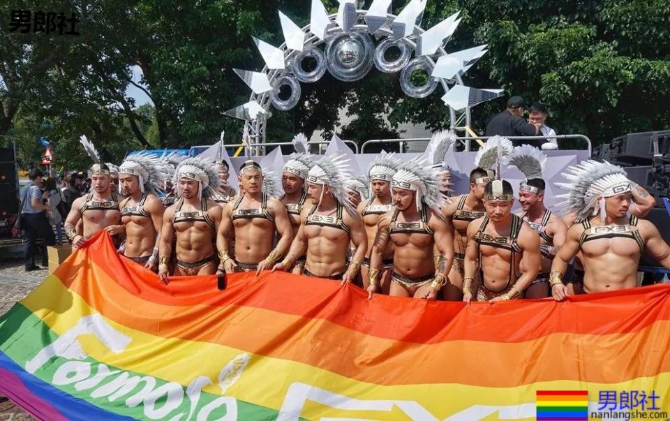 台湾炸了！群魔乱舞当街裸游，一块小布遮私处。 - 51虹马