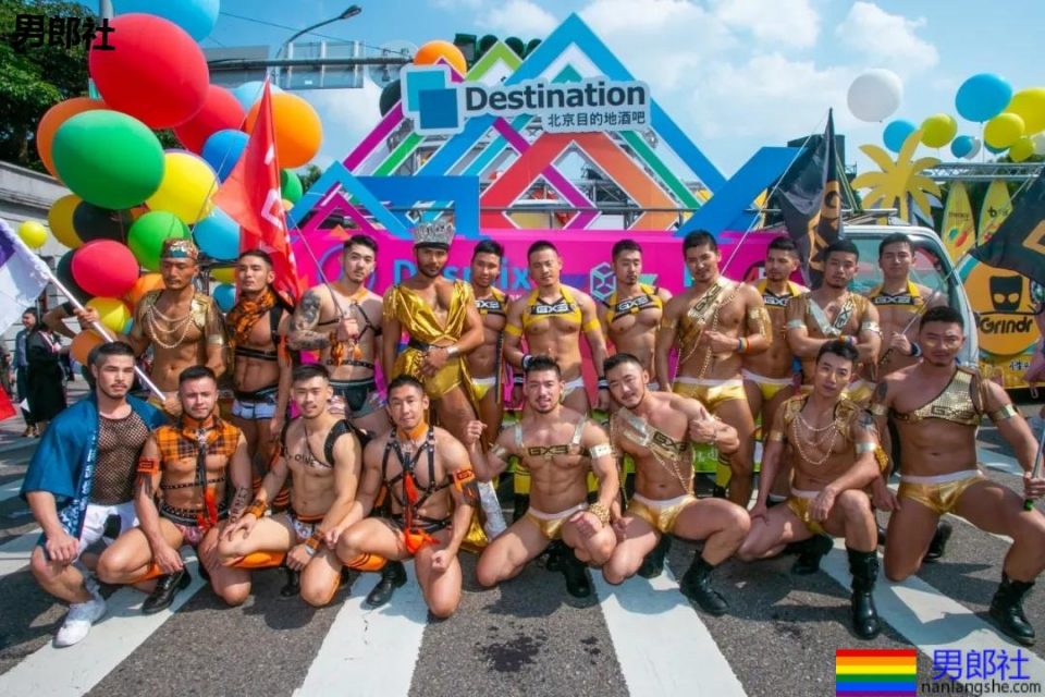 台湾炸了！群魔乱舞当街裸游，一块小布遮私处。 - 51虹马