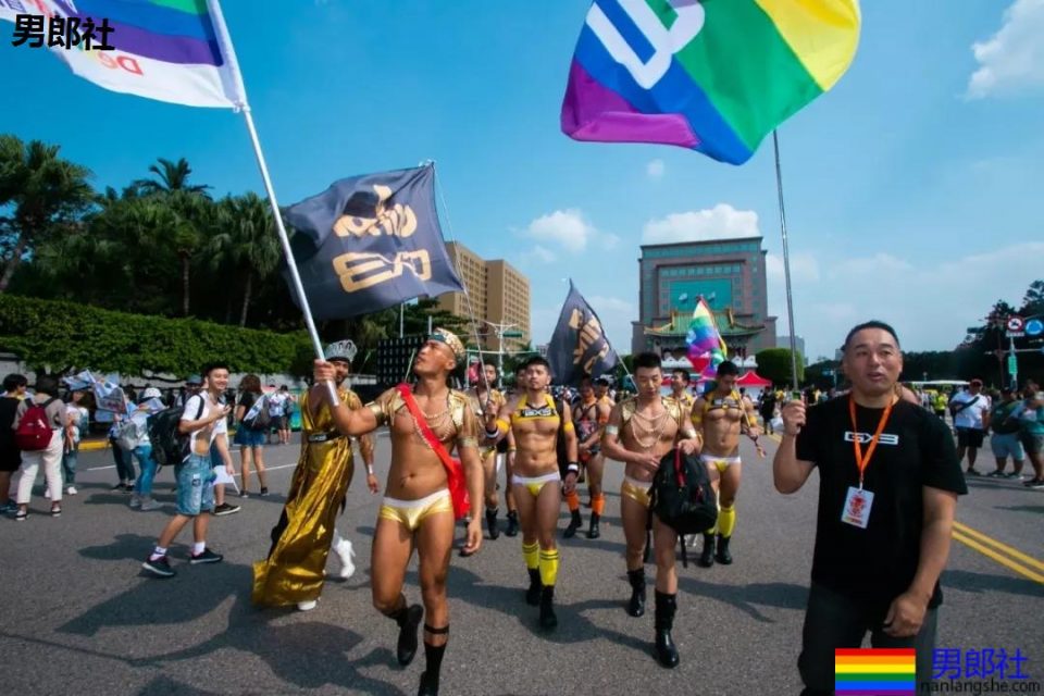 台湾炸了！群魔乱舞当街裸游，一块小布遮私处。 - 51虹马