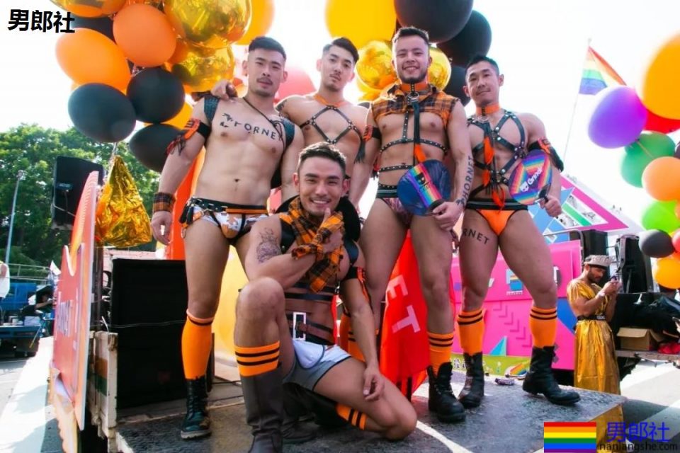台湾炸了！群魔乱舞当街裸游，一块小布遮私处。 - 51虹马