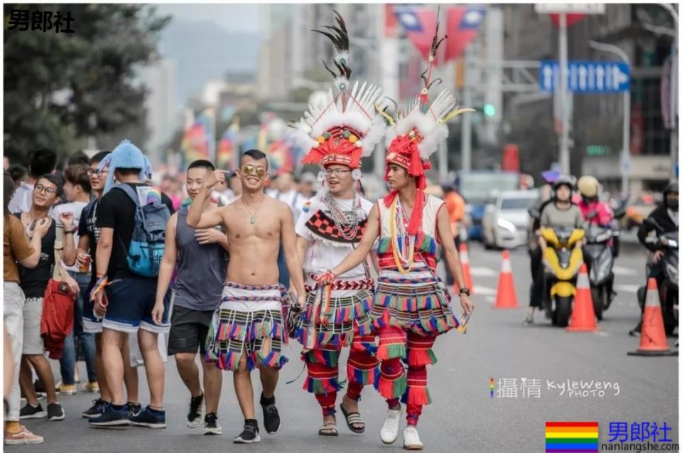台湾炸了！群魔乱舞当街裸游，一块小布遮私处。 - 51虹马