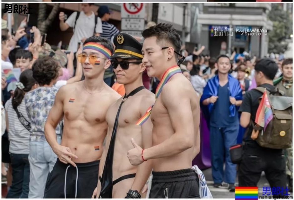 台湾炸了！群魔乱舞当街裸游，一块小布遮私处。 - 51虹马