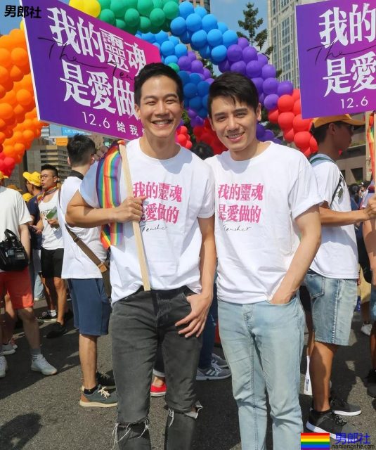 台湾炸了！群魔乱舞当街裸游，一块小布遮私处。 - 51虹马