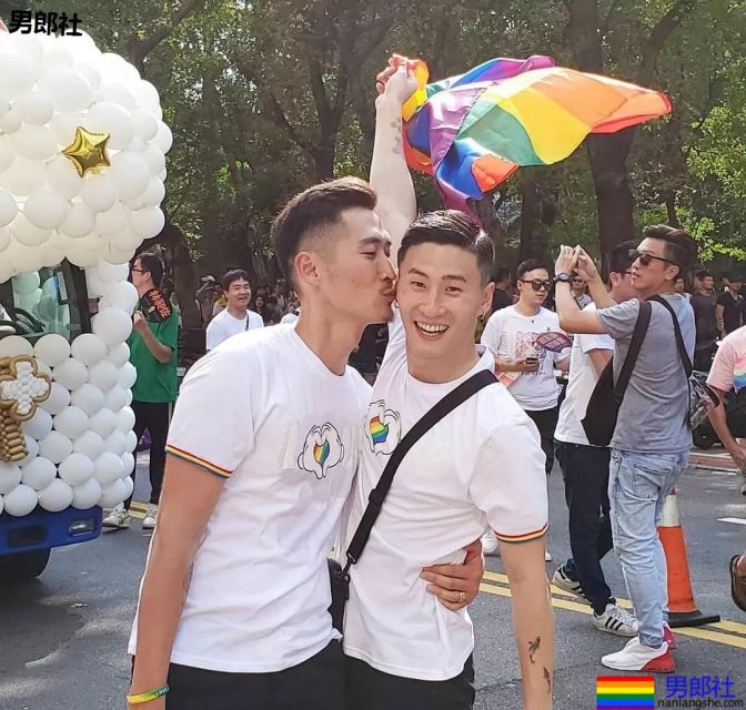 台湾炸了！群魔乱舞当街裸游，一块小布遮私处。 - 51虹马