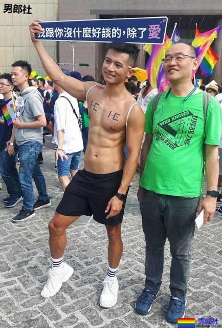 台湾炸了！群魔乱舞当街裸游，一块小布遮私处。 - 51虹马