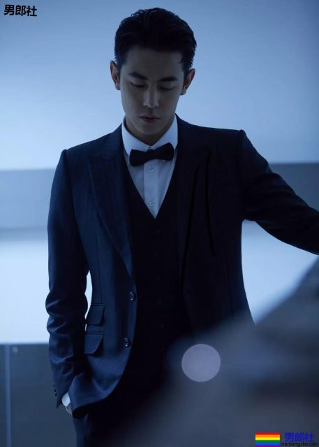 体育生制服小哥哥大长腿，不看就亏了.... - 51虹马