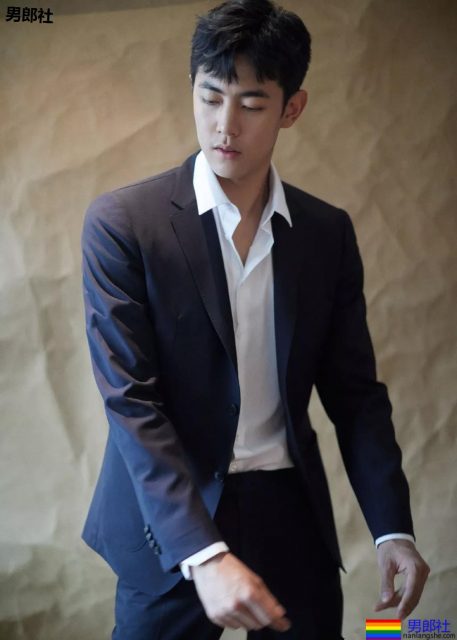 体育生制服小哥哥大长腿，不看就亏了.... - 51虹马