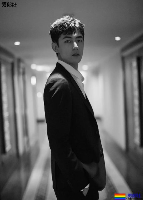 体育生制服小哥哥大长腿，不看就亏了.... - 51虹马