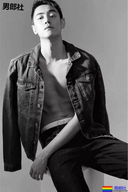 体育生制服小哥哥大长腿，不看就亏了.... - 51虹马