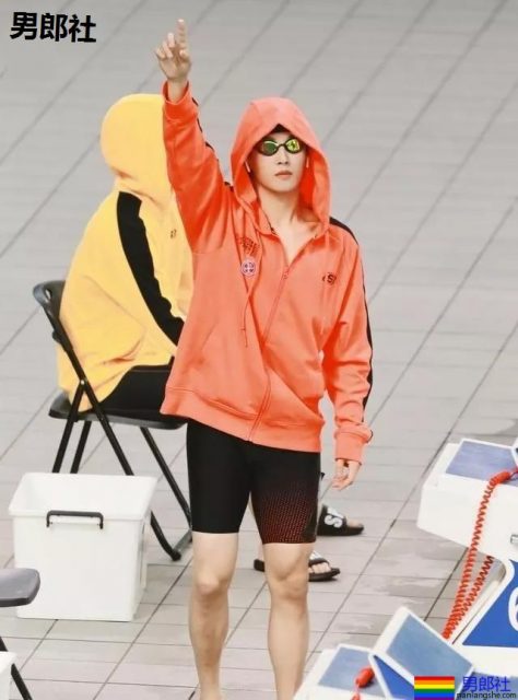 体育生制服小哥哥大长腿，不看就亏了.... - 51虹马