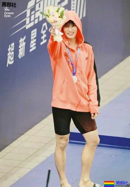 体育生制服小哥哥大长腿，不看就亏了.... - 51虹马