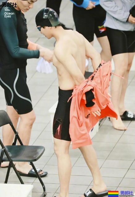 体育生制服小哥哥大长腿，不看就亏了.... - 51虹马