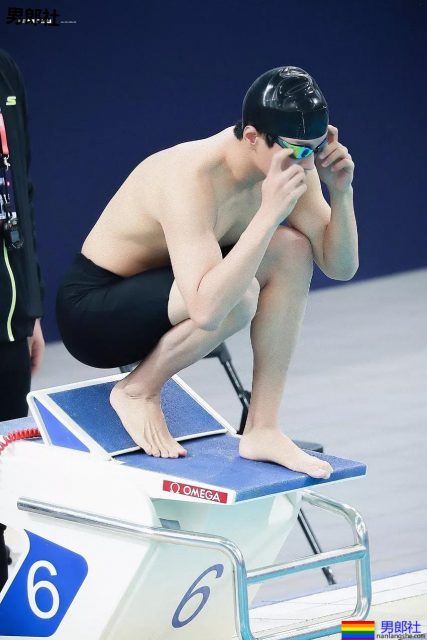 体育生制服小哥哥大长腿，不看就亏了.... - 51虹马