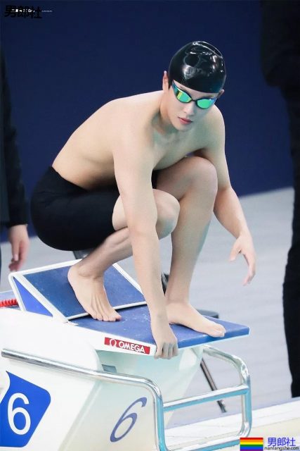 体育生制服小哥哥大长腿，不看就亏了.... - 51虹马