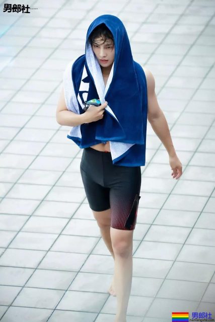 体育生制服小哥哥大长腿，不看就亏了.... - 51虹马