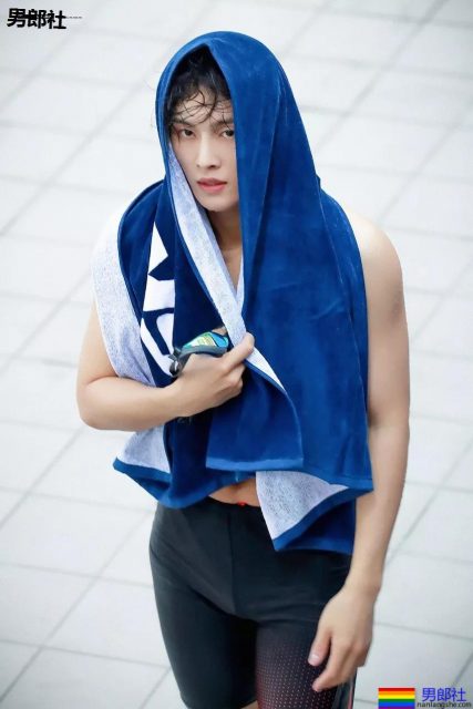 体育生制服小哥哥大长腿，不看就亏了.... - 51虹马