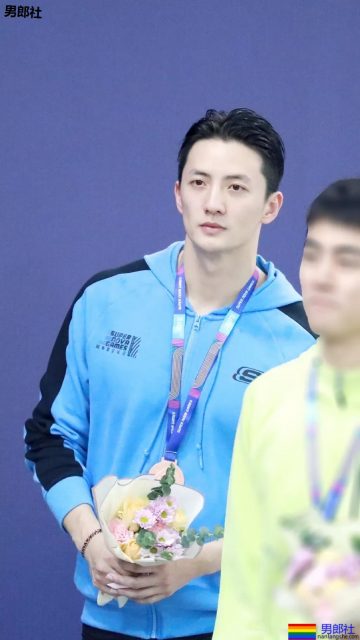 体育生制服小哥哥大长腿，不看就亏了.... - 51虹马