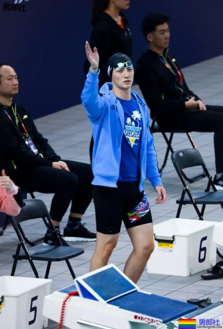 体育生制服小哥哥大长腿，不看就亏了.... - 51虹马