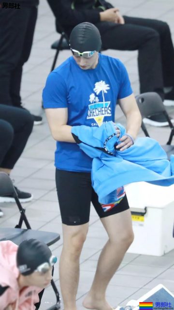 体育生制服小哥哥大长腿，不看就亏了.... - 51虹马