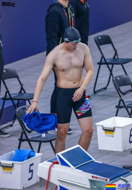 体育生制服小哥哥大长腿，不看就亏了.... - 51虹马