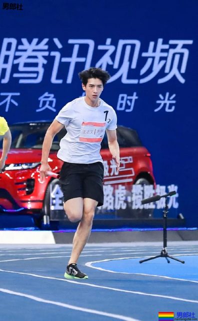 体育生制服小哥哥大长腿，不看就亏了.... - 51虹马