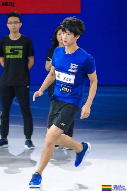 体育生制服小哥哥大长腿，不看就亏了.... - 51虹马