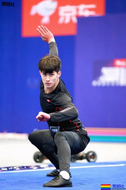 体育生制服小哥哥大长腿，不看就亏了.... - 51虹马