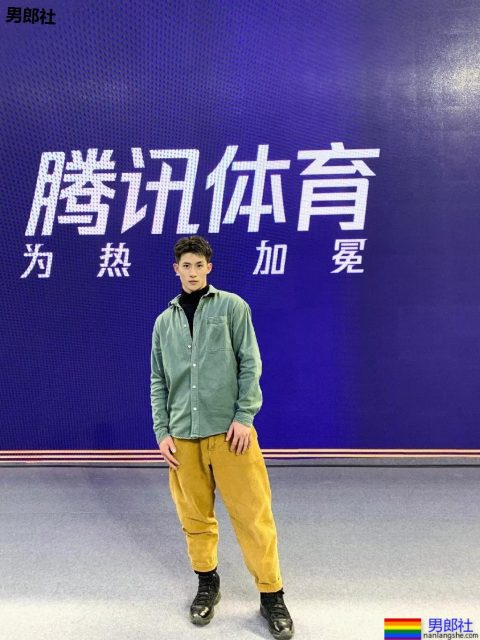 体育生制服小哥哥大长腿，不看就亏了.... - 51虹马