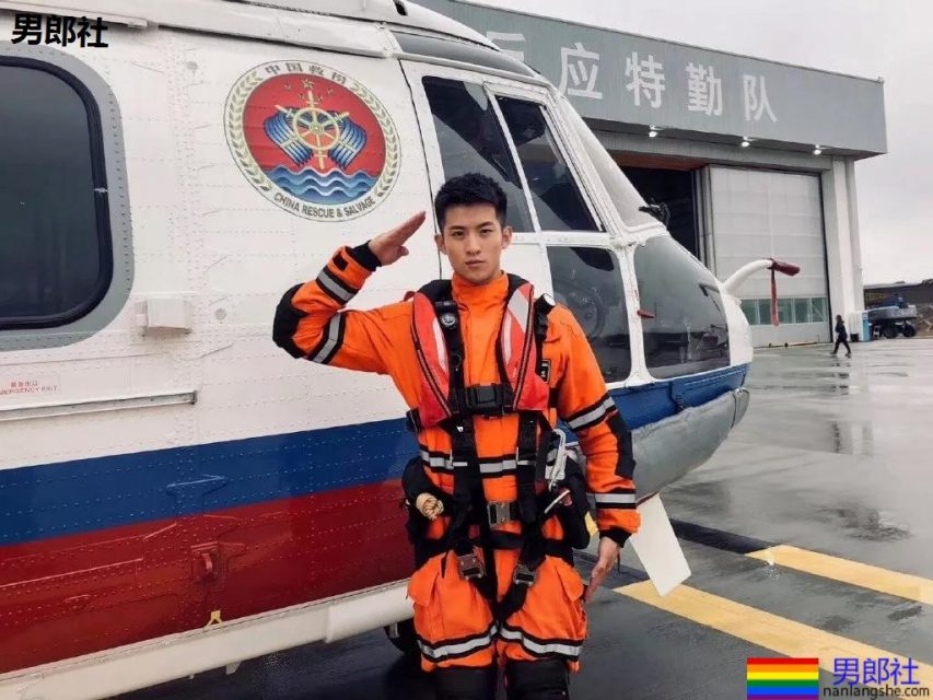 体育生制服小哥哥大长腿，不看就亏了.... - 51虹马