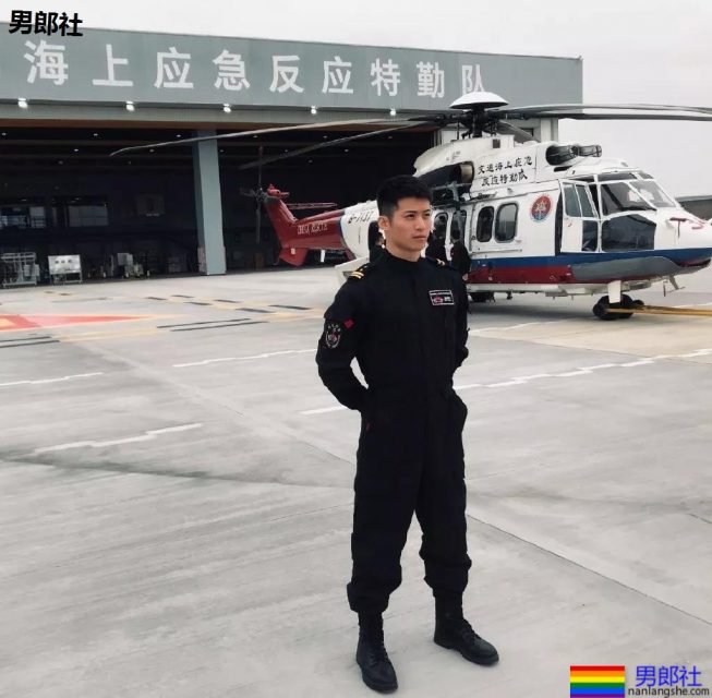 体育生制服小哥哥大长腿，不看就亏了.... - 51虹马