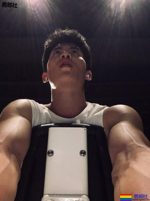 体育生制服小哥哥大长腿，不看就亏了.... - 51虹马