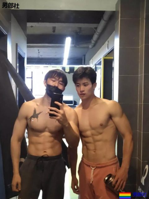 体育生制服小哥哥大长腿，不看就亏了.... - 51虹马