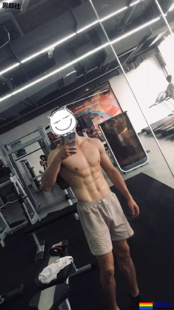 体育生制服小哥哥大长腿，不看就亏了.... - 51虹马