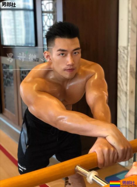 "武汉一姐"筋肉小哥太open!极品翘臀大胸肌被挤爆! - 51虹马 "武汉一姐"筋肉小哥太open!极品翘臀大胸肌被挤爆! - 51虹马