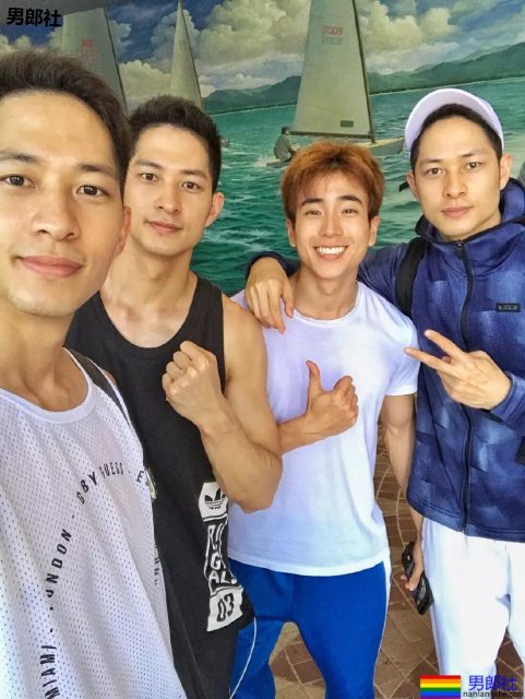 双胎胞泳裤肌肉男跳水A爆了!原来还有三胞胎兄弟浴室疯狂秀身材! - 51虹马 双胎胞泳裤肌肉男跳水A爆了!原来还有三胞胎兄弟浴室疯狂秀身材! - 51虹马