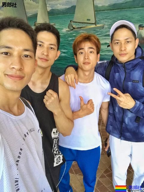 双胎胞泳裤肌肉男跳水A爆了!原来还有三胞胎兄弟浴室疯狂秀身材! - 51虹马 双胎胞泳裤肌肉男跳水A爆了!原来还有三胞胎兄弟浴室疯狂秀身材! - 51虹马