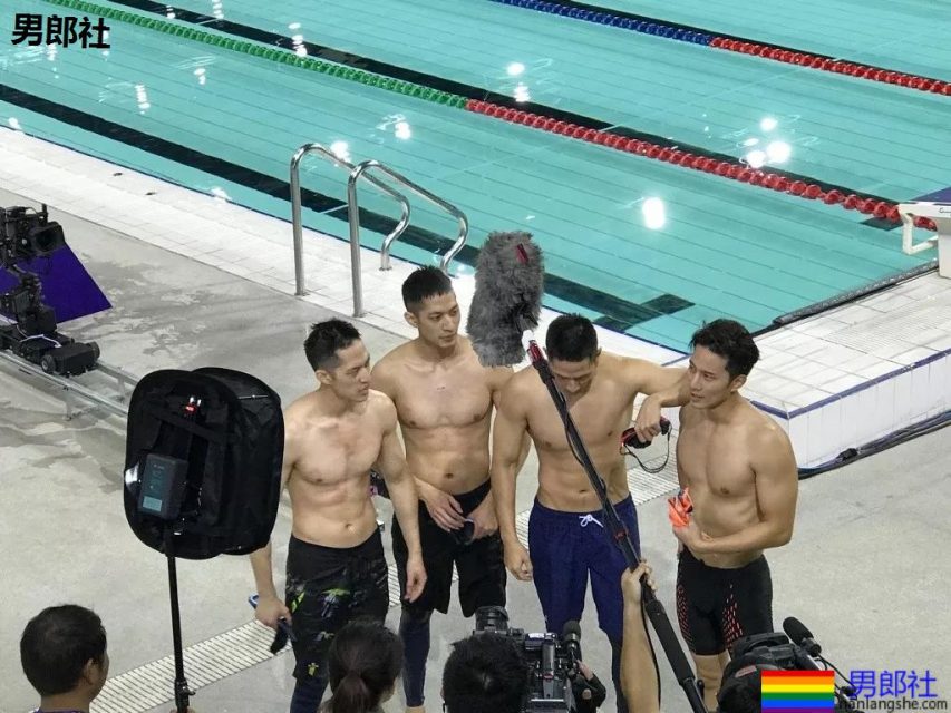 双胎胞泳裤肌肉男跳水A爆了!原来还有三胞胎兄弟浴室疯狂秀身材! - 51虹马 双胎胞泳裤肌肉男跳水A爆了!原来还有三胞胎兄弟浴室疯狂秀身材! - 51虹马