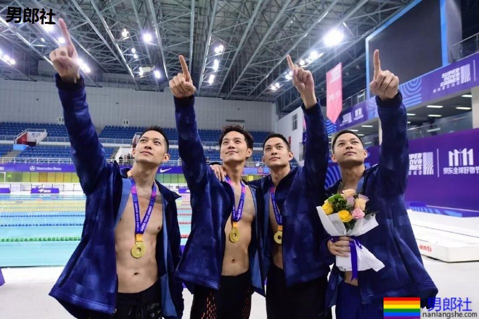 双胎胞泳裤肌肉男跳水A爆了!原来还有三胞胎兄弟浴室疯狂秀身材! - 51虹马 双胎胞泳裤肌肉男跳水A爆了!原来还有三胞胎兄弟浴室疯狂秀身材! - 51虹马