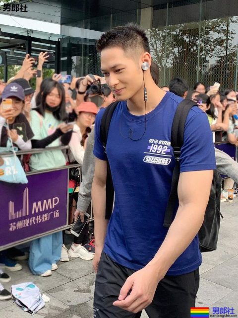 双胎胞泳裤肌肉男跳水A爆了!原来还有三胞胎兄弟浴室疯狂秀身材! - 51虹马 双胎胞泳裤肌肉男跳水A爆了!原来还有三胞胎兄弟浴室疯狂秀身材! - 51虹马