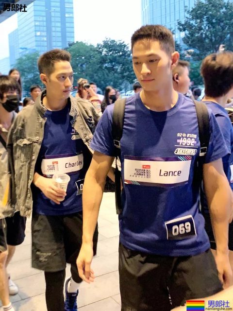 双胎胞泳裤肌肉男跳水A爆了!原来还有三胞胎兄弟浴室疯狂秀身材! - 51虹马 双胎胞泳裤肌肉男跳水A爆了!原来还有三胞胎兄弟浴室疯狂秀身材! - 51虹马