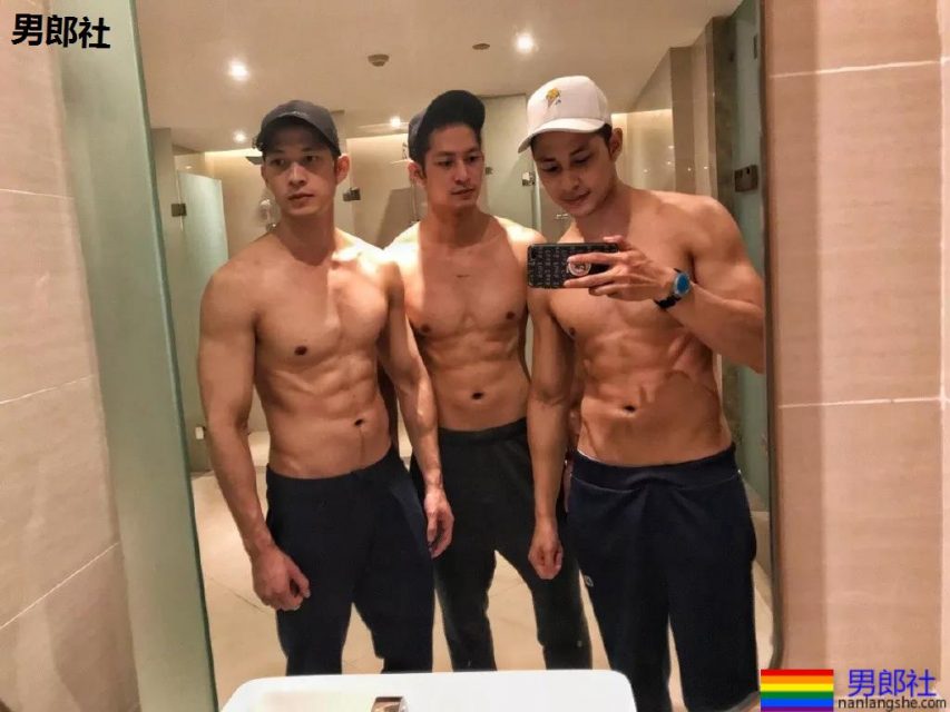 双胎胞泳裤肌肉男跳水A爆了!原来还有三胞胎兄弟浴室疯狂秀身材! - 51虹马 双胎胞泳裤肌肉男跳水A爆了!原来还有三胞胎兄弟浴室疯狂秀身材! - 51虹马