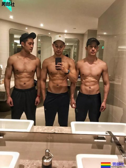 双胎胞泳裤肌肉男跳水A爆了!原来还有三胞胎兄弟浴室疯狂秀身材! - 51虹马 双胎胞泳裤肌肉男跳水A爆了!原来还有三胞胎兄弟浴室疯狂秀身材! - 51虹马