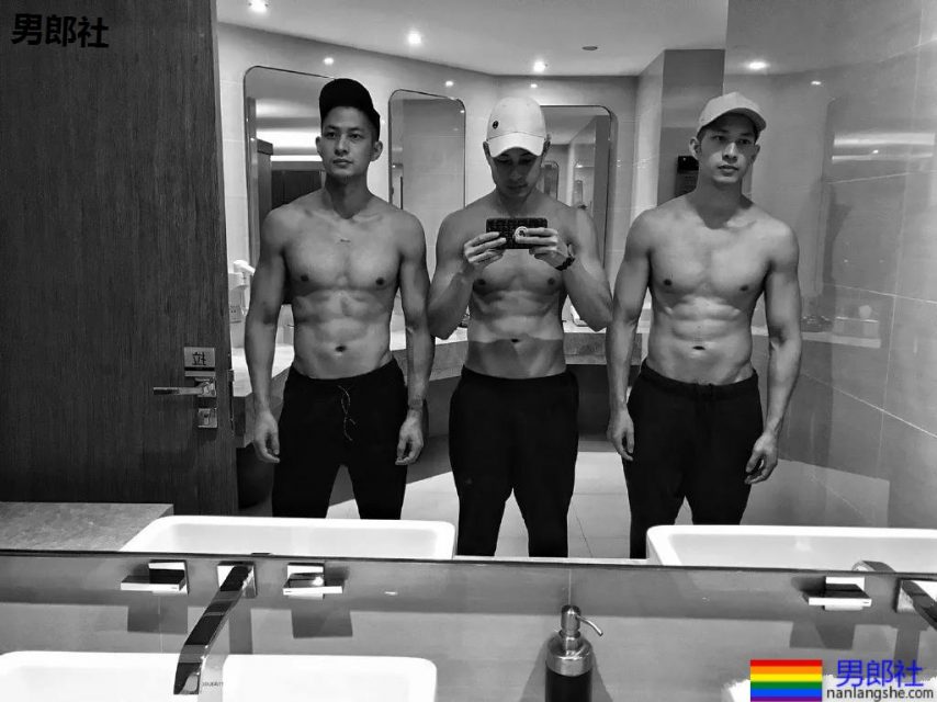 双胎胞泳裤肌肉男跳水A爆了!原来还有三胞胎兄弟浴室疯狂秀身材! - 51虹马 双胎胞泳裤肌肉男跳水A爆了!原来还有三胞胎兄弟浴室疯狂秀身材! - 51虹马