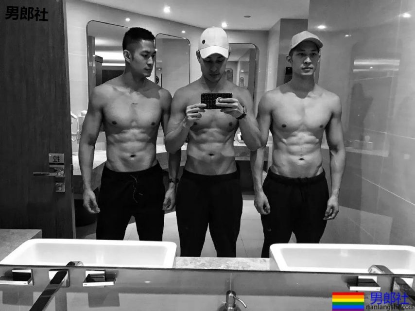 双胎胞泳裤肌肉男跳水A爆了!原来还有三胞胎兄弟浴室疯狂秀身材! - 51虹马 双胎胞泳裤肌肉男跳水A爆了!原来还有三胞胎兄弟浴室疯狂秀身材! - 51虹马
