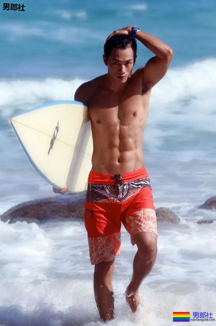 与陈冠希老爸关系匪浅！初代健身名媛朱晓辉，竟会这些高难度姿势 - 51虹马