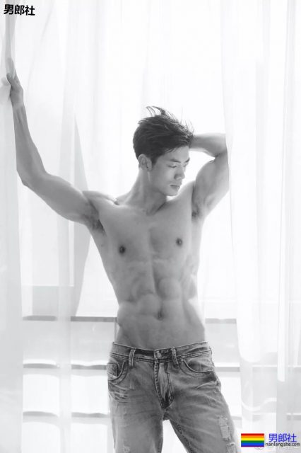 与陈冠希老爸关系匪浅！初代健身名媛朱晓辉，竟会这些高难度姿势 - 51虹马